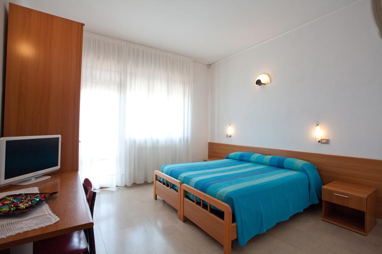 Hotel Caravel Sottomarina Bagian luar foto