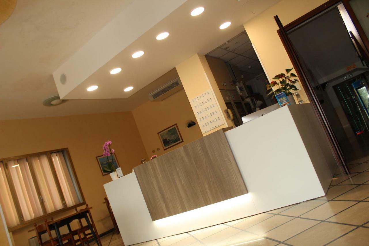 Hotel Caravel Sottomarina Bagian luar foto