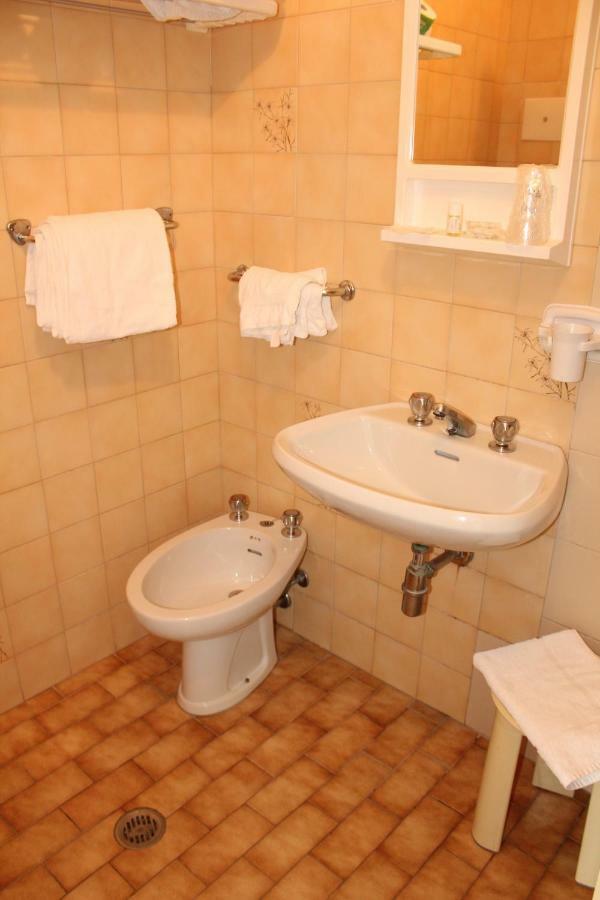 Hotel Caravel Sottomarina Bagian luar foto